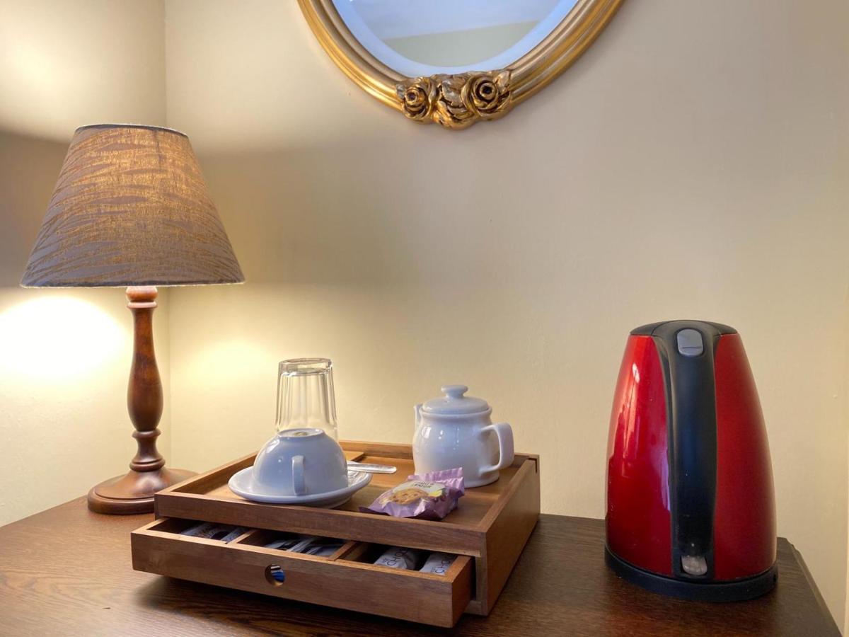 Hotel The Victoria Newcastle-under-Lyme Esterno foto