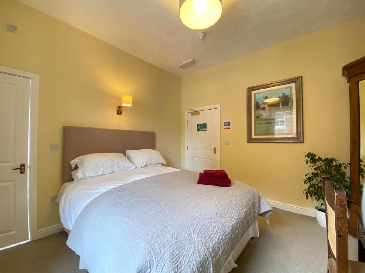 Hotel The Victoria Newcastle-under-Lyme Esterno foto